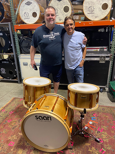 Harry McCarthy soittaa Saari-rumpuja