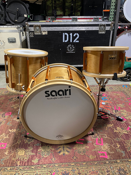 Harry McCarthy  soittaa Saari-rumpuja