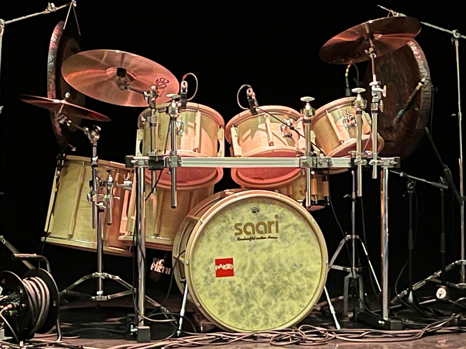 Tommi Rautiainen soittaa Saari-rumpuja