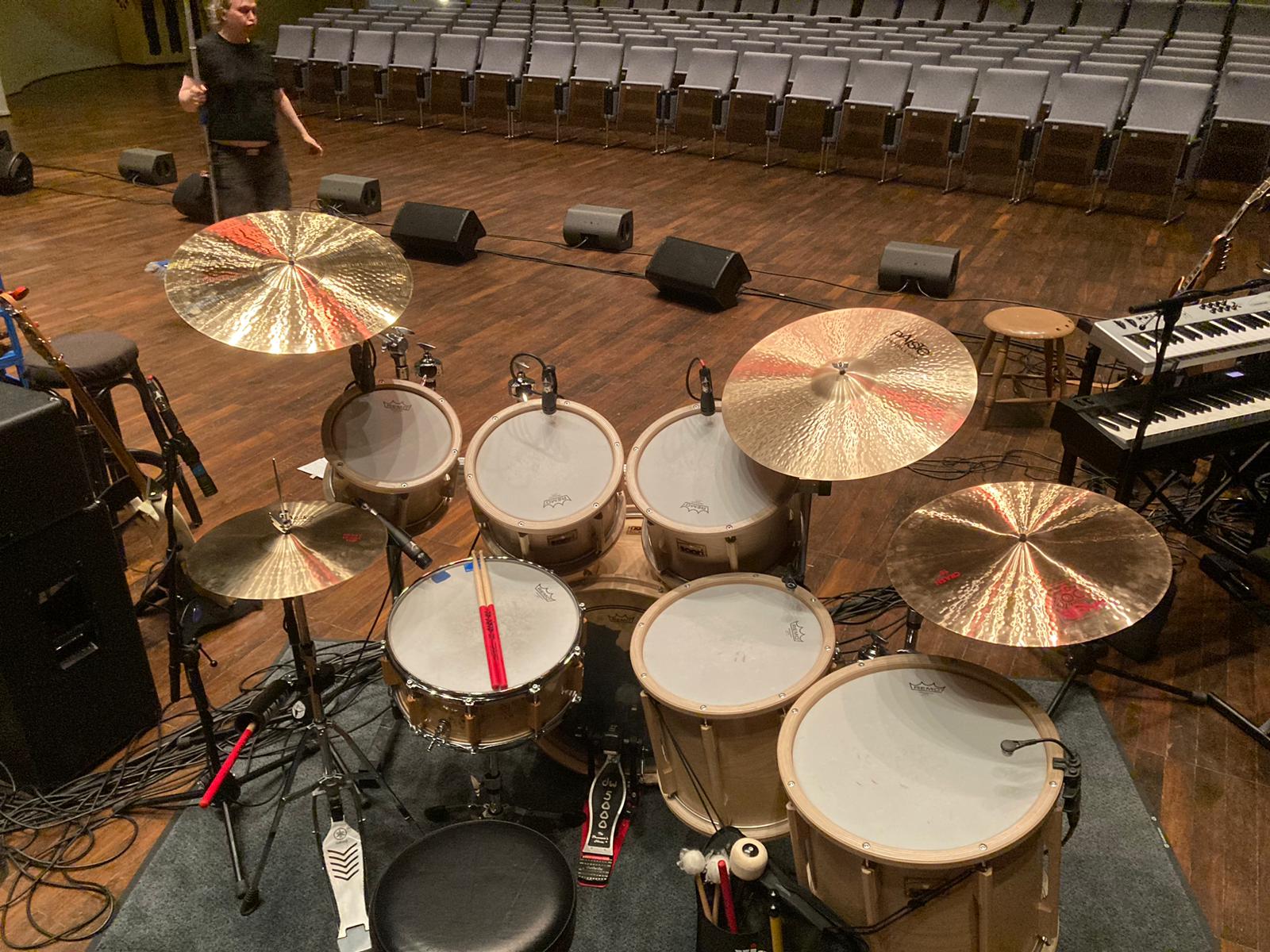 Tommi Rautiainen soittaa Saari-rumpuja